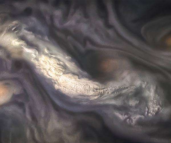 Polar weather on Jupiter and Saturn hints at the planets' interior details