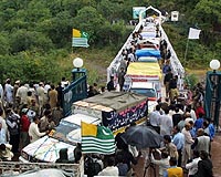 India, Pakistan resume Kashmir trade after 60-year freeze