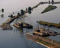 Search for more victims as deadly US floods stress levees