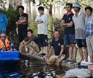 Clinton brings aid to flood-hit Thailand