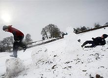 Snow, ice bring more holiday travel misery to Britain