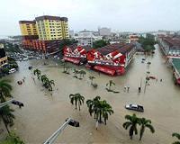 Floods hit Malaysia, thousands evacuated