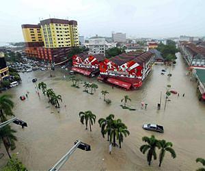 Thousands flee Malaysia floods, dam wall broken