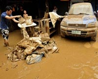 Business booms for car mechanics after Philippine floods