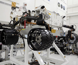 Mars Rover Curiosity Spins Its Wheels