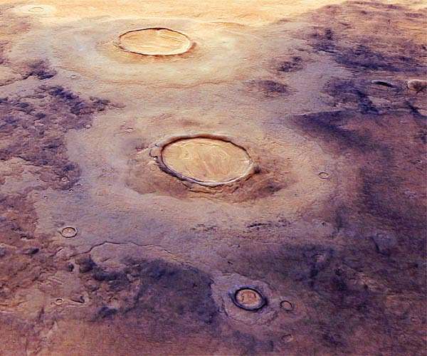 Frozen beauty in northern Mars