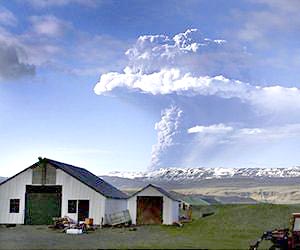 Fears of more flight chaos as Iceland sees new eruption
