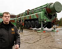 Obama, Medvedev seek huge nuclear weapons cuts