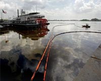 Workers struggle to clean up oil spill on Mississippi