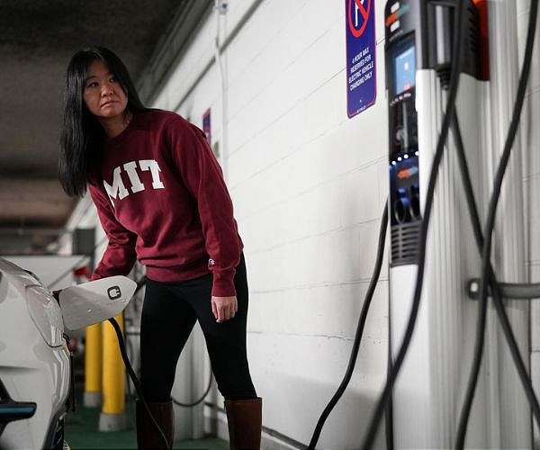Minimizing electric vehicles' impact on the grid