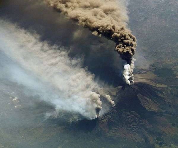 Etna spews smoke and ashes in spectacular new eruption
