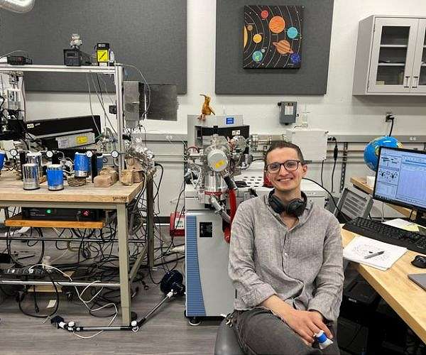 Lunar soil study limits late meteorite role in supplying Earth oceans