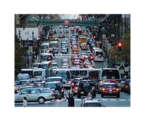 NY scrambles to gird for Sandy, hopes to miss its wrath