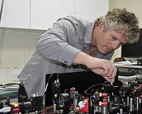 Nanoantenna lighting-rod effect produces fast optical switches