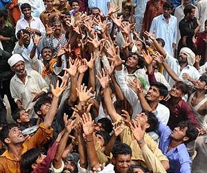 Hungry flood-hit Pakistanis protest lack of help