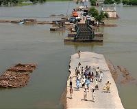 Pakistan blows up dyke to protect city from floods