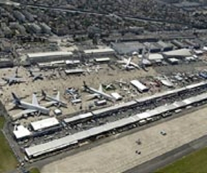 Activist arrested trying to block plane at Paris airport