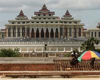 Obama in Myanmar to throw weight behind stuttering reforms