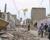 Wave of refugees quits Peru quake ruins