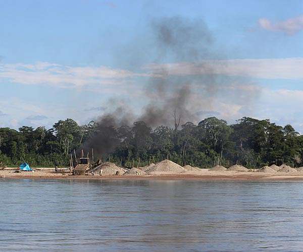 Venezuela military evicts hundreds from illegal gold mine