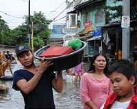 For wetter or worse: Philippine bride defies storm