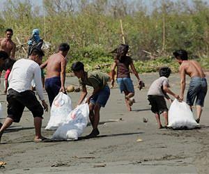 Global aid response gathers pace for Philippines