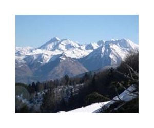 Rescuers evacuate 1,200 skiers from Spain resort