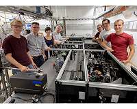 Reaction of a quantum fluid to photoexcitation of dissolved particles observed for the first time