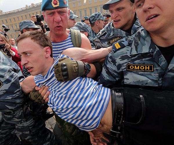 Russia to debate seizing property from army critics