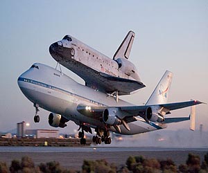 US museum welcomes space shuttle Discovery
