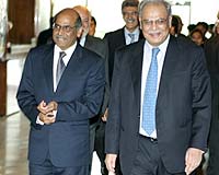 Top Pakistan, India Officials Hold Peace Talks