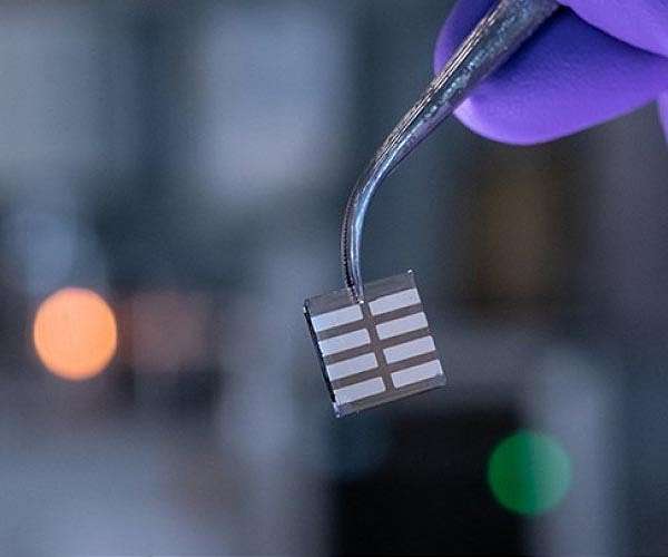 Using machine learning to find reliable and low-cost solarcells