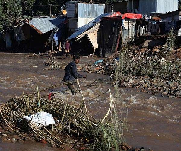 10,000 soldiers in South Africa flood relief effort