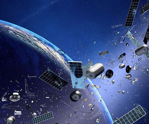 Imaging space debris in high resolution