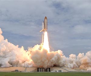 Atlantis blasts off on end-of-era spaceflight
