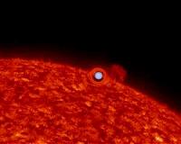 Upside-down planet reveals new method for studying binary star systems
