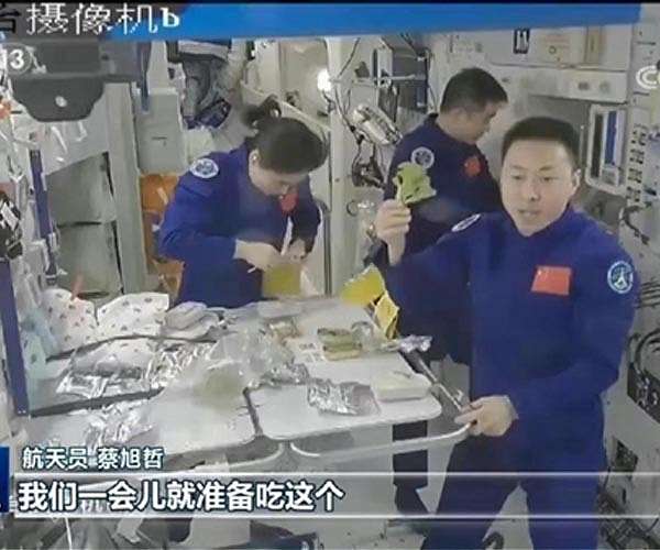 Taikonauts enjoy 'home-grown' meal during Mid-Autumn Festival
