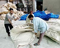 UN Says Not Enough Tents In The World For Quake Survivors