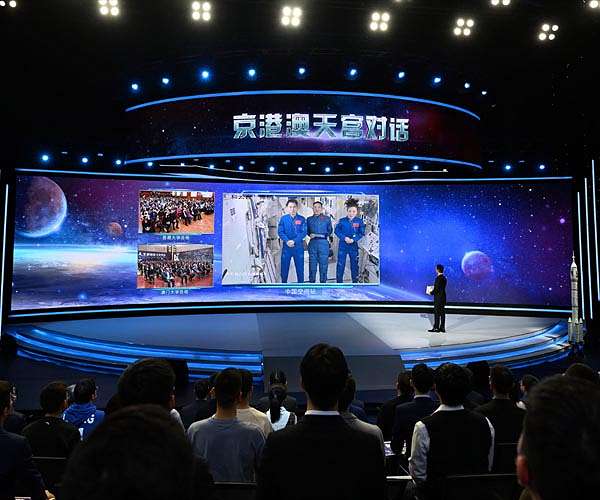 China's astronauts mark New Year with livestream from space