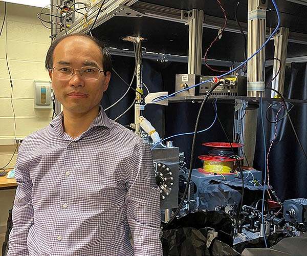 Researchers use gold film to enhance quantum sensing with qubits in a 2D material