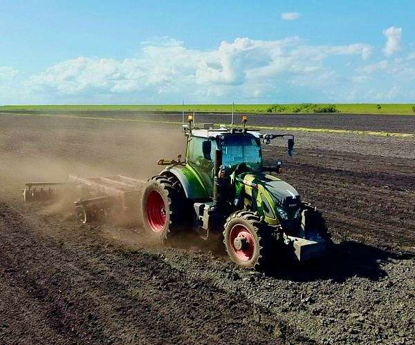 Trimble to provide new positioning system to Sabanto for RoboTractors