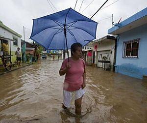 Flooded Acapulco hit by looting as tourists airlifted