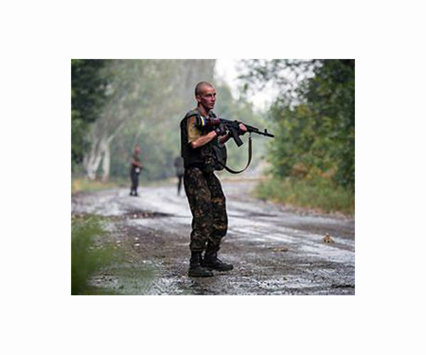 Ukraine, separatists trade blame over breaching fresh truce