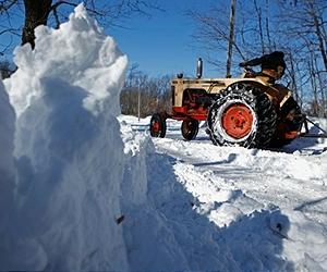 Swift snowstorm rolls through northeastern US