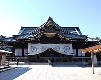 Japan lawmakers visit war shrine on eve of Obama trip