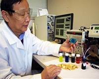 Solar-induced hybrid fuel cell produces electricity directly from biomass