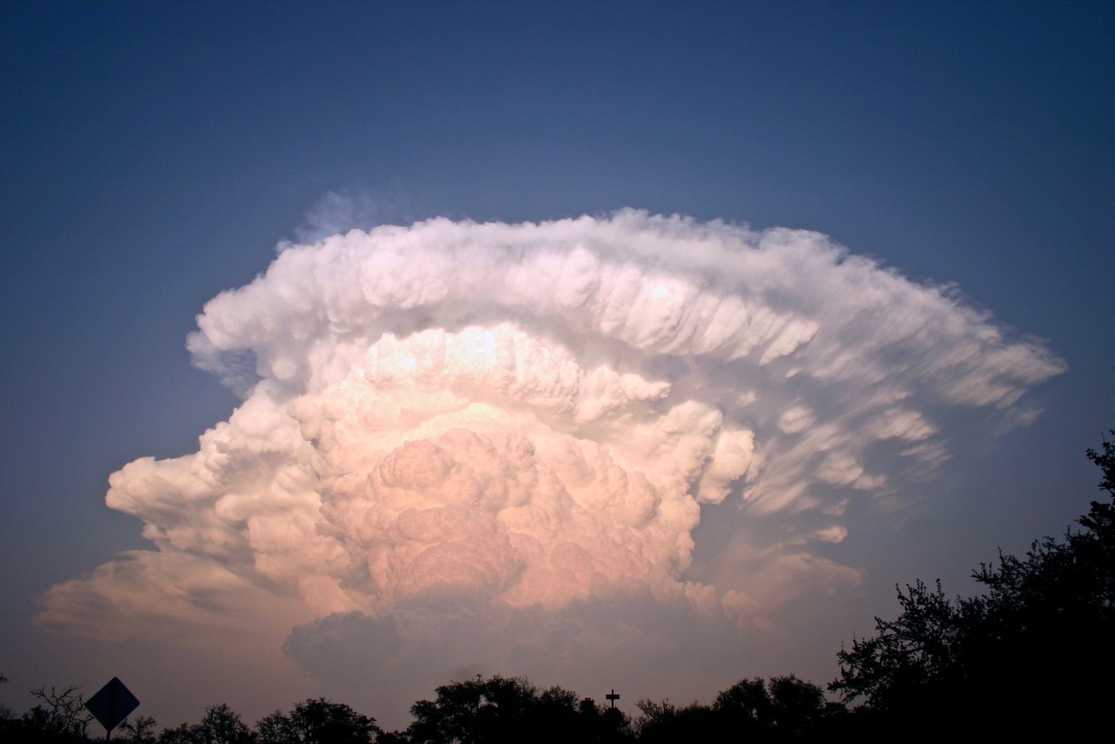 thunderstorm anvil cloud